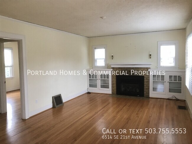Building Photo - Westmoreland Bungalow  Blocks from Sellwood