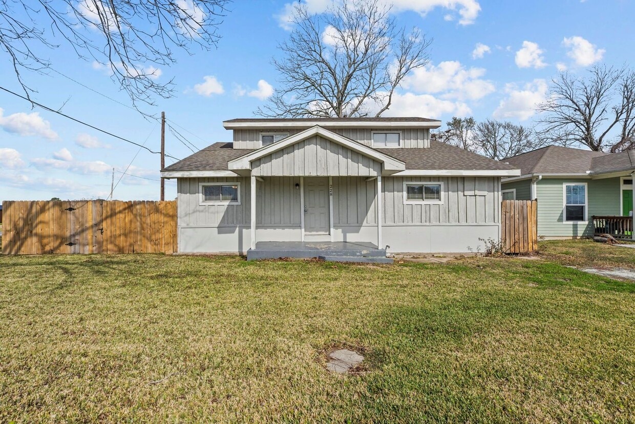 Charming 4-Bedroom, 2-Bath Home in Lamarque, TX - Charming 4-Bedroom, 2-Bath Home in Lamarque, TX