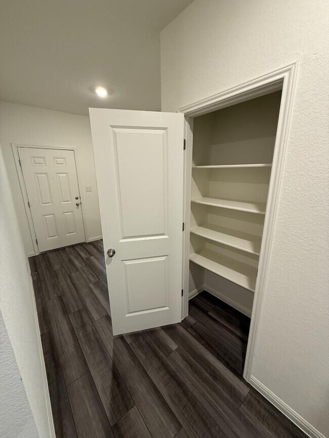 Foto del edificio - 401 Wren Ln