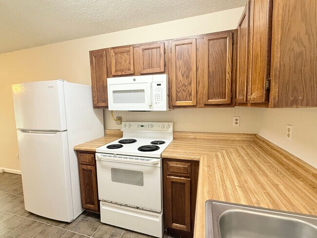 Foto del edificio - Spacious Triplex - Water Included