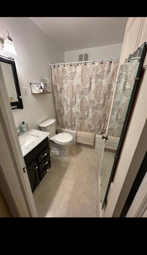 Baño privado con bañera - 3920 House Ave