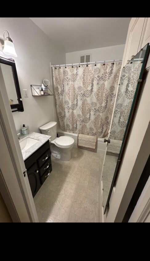 Private Bathroom with Tub - 3920 House Ave