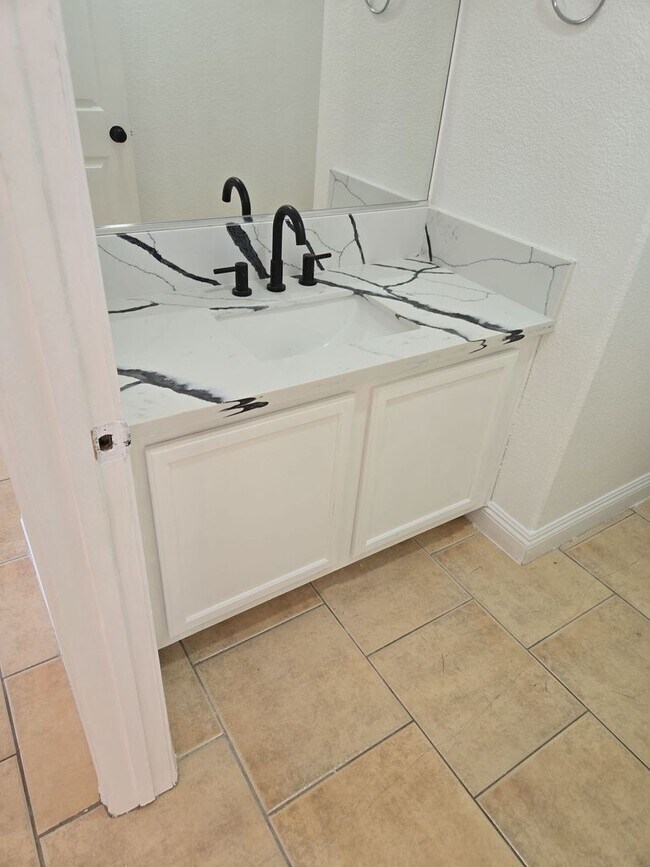 Foto del edificio - A Fabulous 4 Bedroom Home in Peccole Ranch