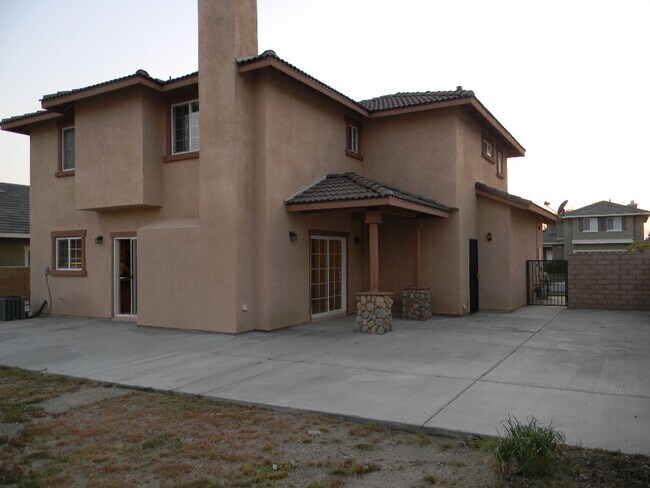Building Photo - Nice Fontana 4 bed 3 bath house