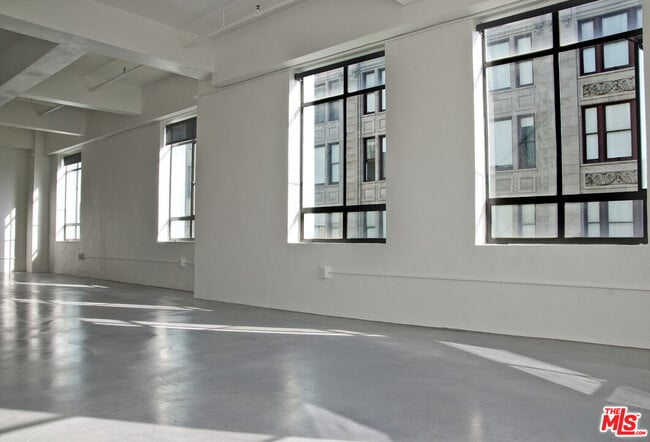Foto del edificio - 849 S Broadway