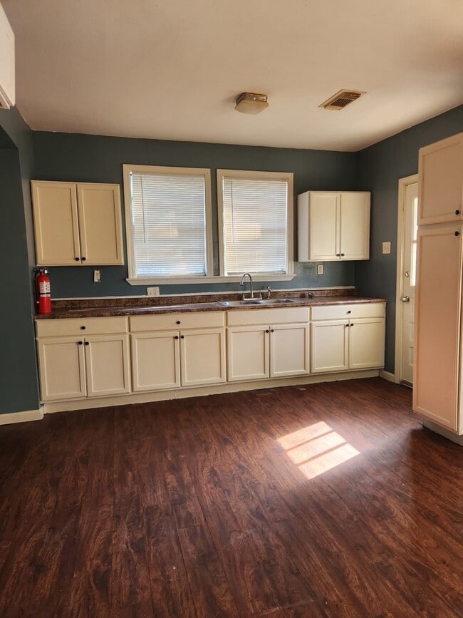 Foto del edificio - 4664 Clayton Dr