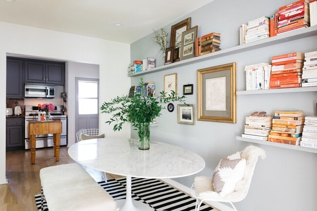 Foto del edificio - Fully Furnished Hollywood Hills Retreat | Private, Gated, Monthly Rental