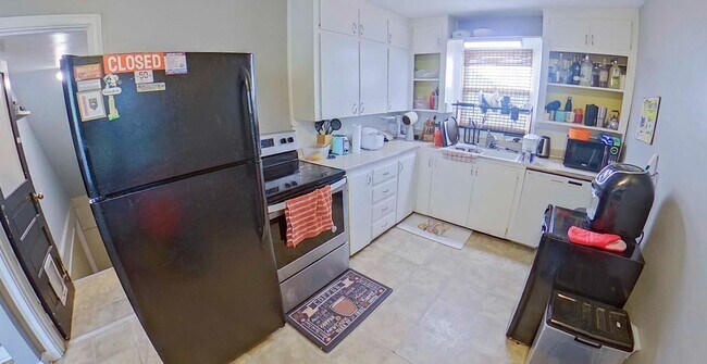 Foto del edificio - Backyard Deck + Fenced-in Yard + Bonus Room + Washer and Dryer Included! Available July 3rd!