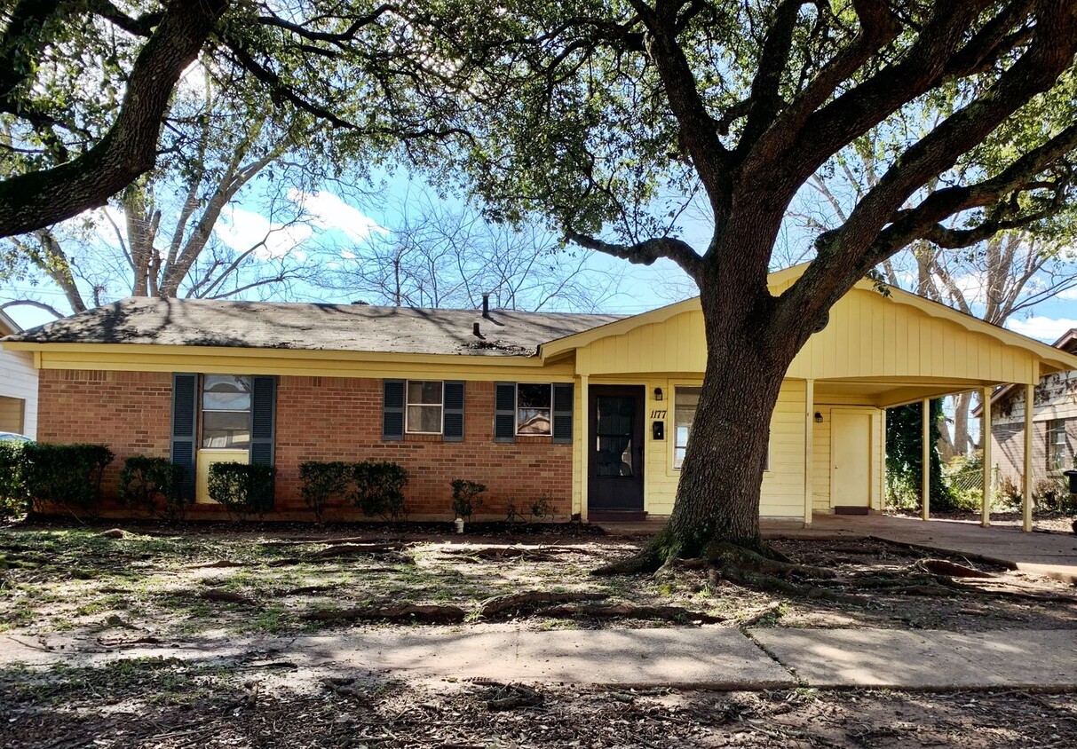 Primary Photo - 3 Bedroom/1.5 Bath Home