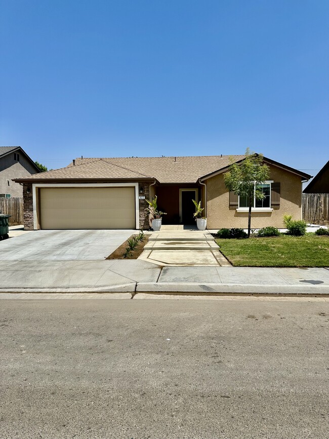 Building Photo - 677 Country Pl
