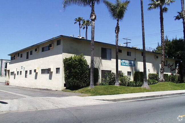 Building Photo - Royal Palms