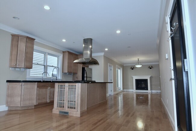 Building Photo - 360 Dorchester St