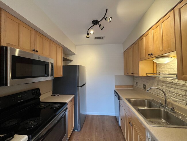 Building Photo - Freshly Updated Condo