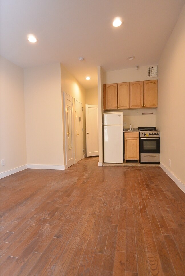 Building Photo - 1598 3rd Ave