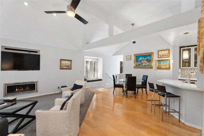 Foto del edificio - 27 Brittany, Newport Beach, CA 92660 - 2 B...