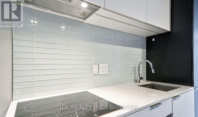 Building Photo - 33 Helendale Ave