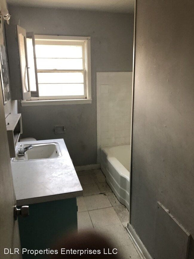 Building Photo - 3 br, 1 bath House - 4926 N. Garrison Pl.