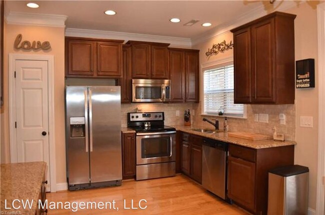 Building Photo - 2 br, 2.5 bath House - 1191 Augustine Heig...