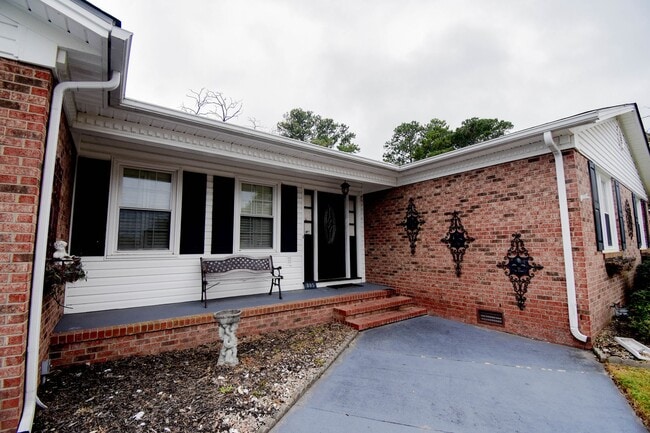 Building Photo - 3 Bedroom 2 Bathroom with a Pool!