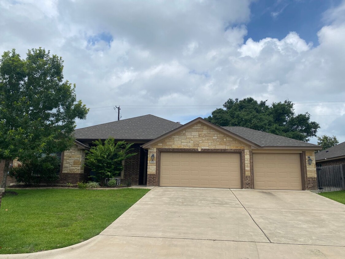 Primary Photo - 4 BEDROOM, 2 BATHROOM PLUS STUDY IN BELTON...