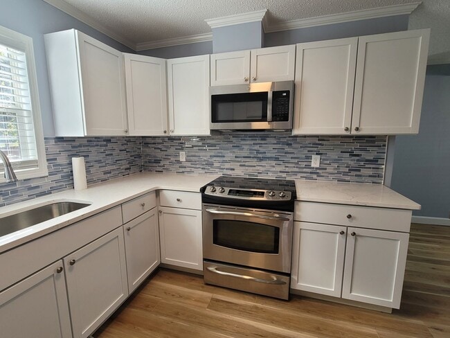 Building Photo - Like New Three Bedroom Home