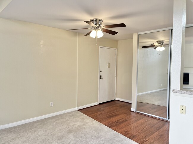 Puerta de entrada y almacenamiento - 5540 Owensmouth Ave