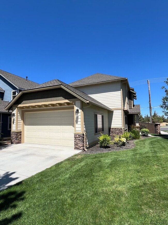Building Photo - Spacious 3-Bed, 2.5 Bath Home with Community Pool in NE Bend