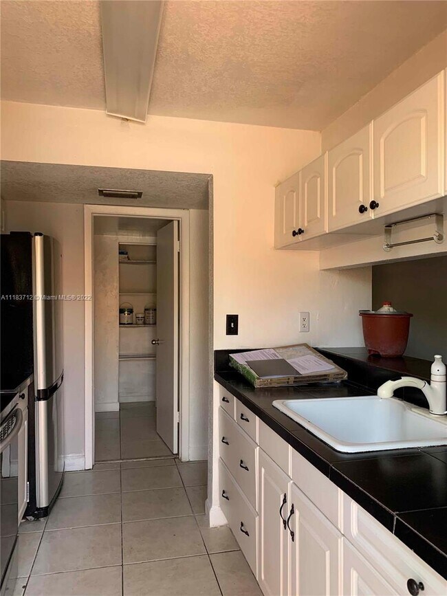 Foto del edificio - 7170 Fairway Dr