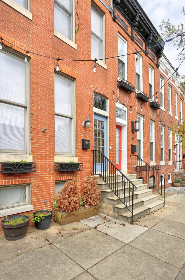 Building Photo - (2BD/1.5BA) Fabulous Patterson Park Townhome