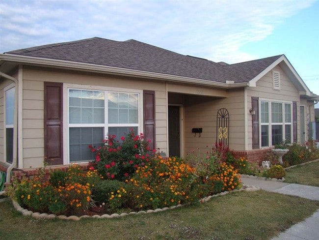 Building Photo - 1200 Cameo Dr