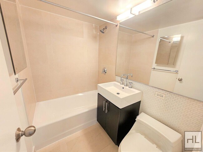 Foto del edificio - Sunlit 11th-Floor 1-Bed with Wall-to-Wall Windows in Lenox Hill