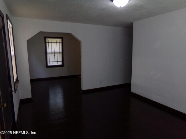 Building Photo - 2456 Ellington Ave