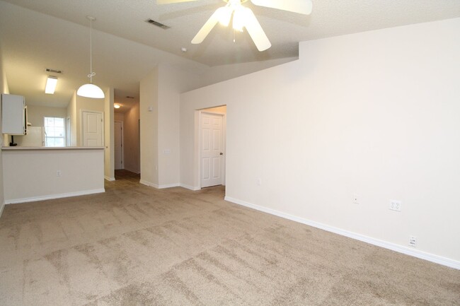 Building Photo - 2 bedroom 1 bathroom home with an open liv...