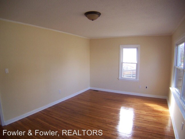Building Photo - 404 Burge Pl