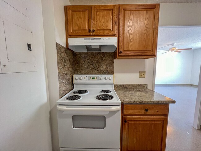Building Photo - PRICE IMPROVEMENT | $500 Off 1st month! 2 ...