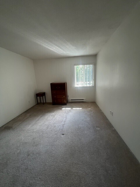 Photo du bâtiment - Bright & Spacious 1-Bedroom Suite at Cumberland Park Apartments – Guildford
