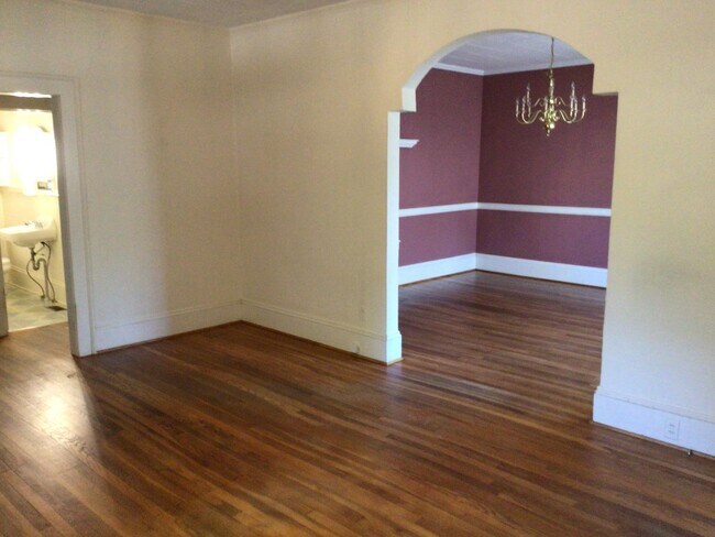 Foto del edificio - Charming 1920s Bungalow Near Five Points – Available Now!