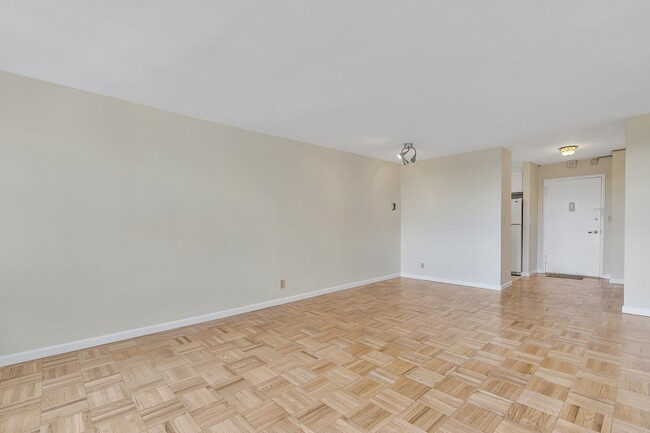 Building Photo - 2000 Linwood Ave