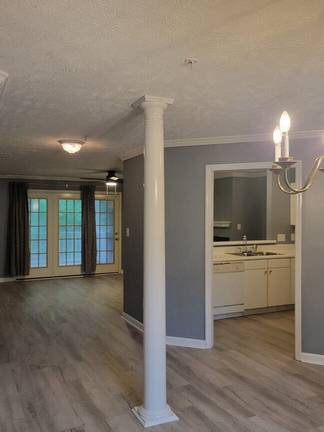 Foto del edificio - 320 Bubble Creek Ct