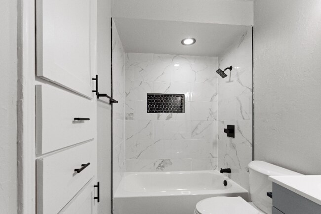 Building Photo - 1304 Pinewood Ct