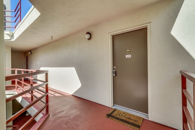 Building Photo - Remodeled 1 bedroom 1 bath penthouse condo...