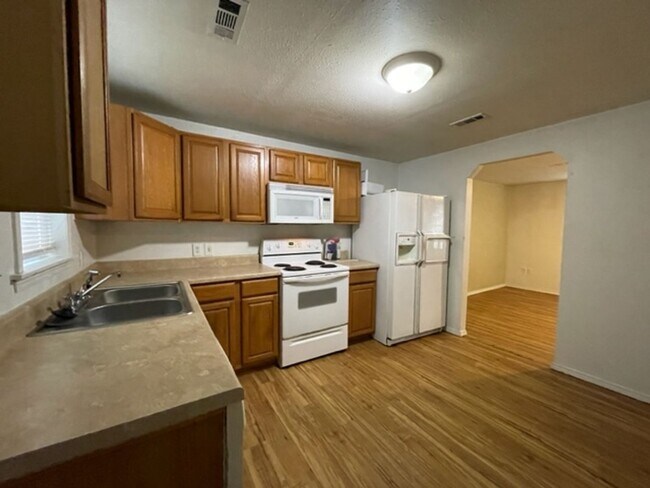 Foto del edificio - Cute 2 Bedroom Available Now!