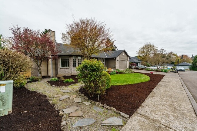 Building Photo - Stunning 4-Bedroom 2.5 Bath Home in Maple ...