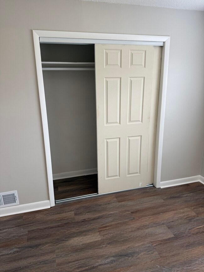 Vestidor principal - 2813 31st Ave N