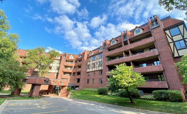Building Photo - 2880 Grand Ave