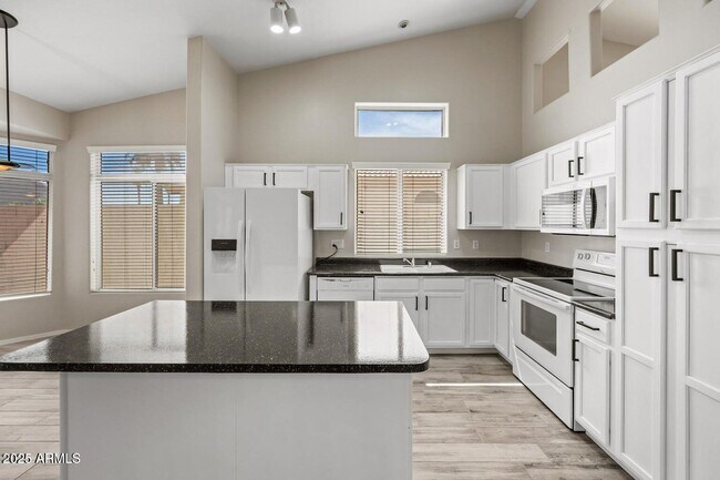 Foto del edificio - 13857 W Windsor Ave