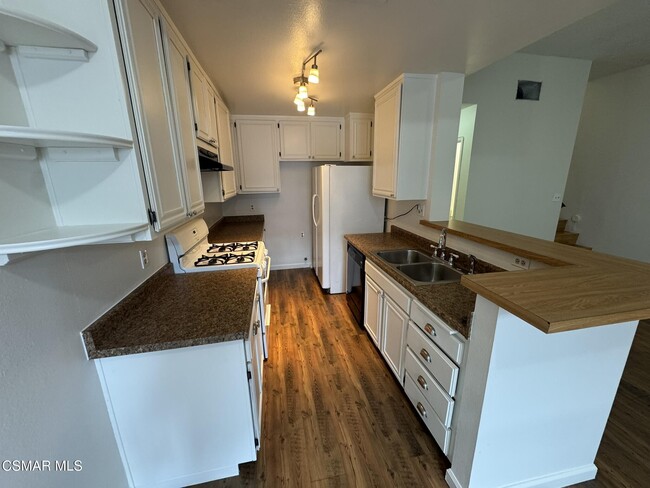 Foto del edificio - 14520 Plummer St