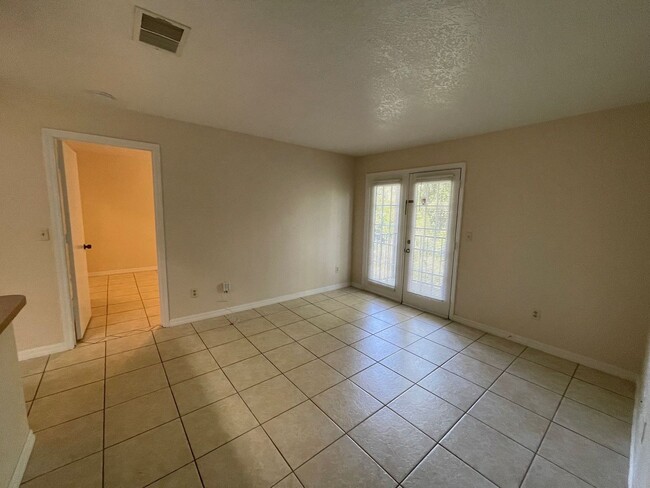 Building Photo - 2550 N Alafaya Trail
