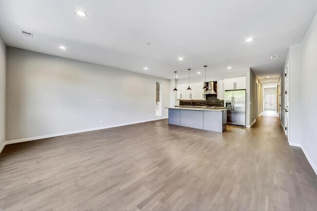 Building Photo - 5830 N Lincoln Ave