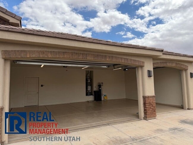 Building Photo - Home in Painted Desert